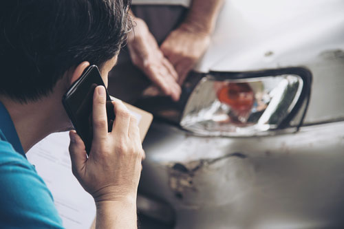 Hombre llamando a seguro por accidente de coche | HL Accidentes Sevilla